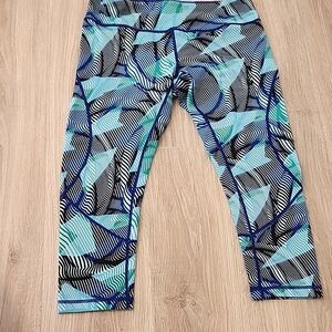 Zella | Abstract Patterned Capri Leggings